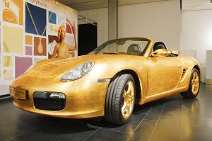 Der goldene Porsche Boxter im Eingangsbereich