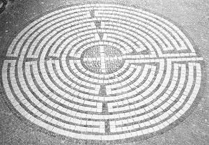 Labyrinth vor der Kirche